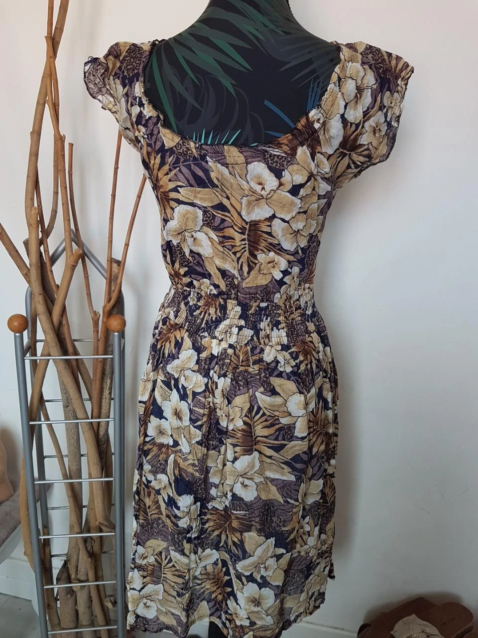 Vestido de flores y hojas beige – photo 4